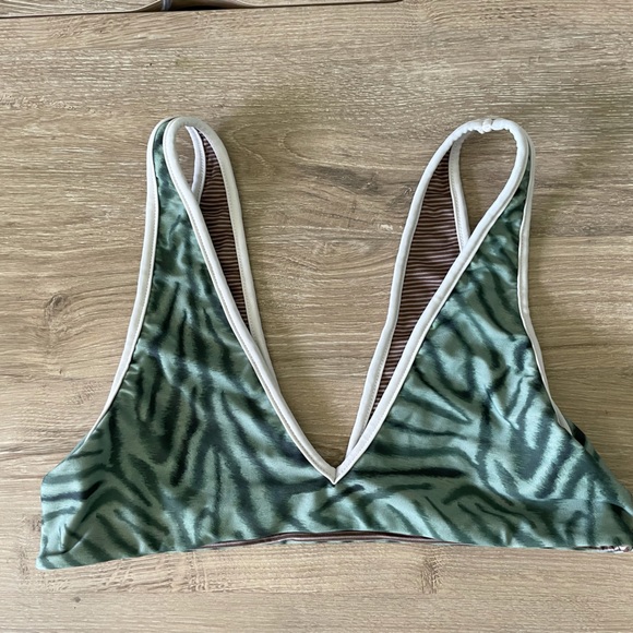 Komala and Sumatra Set in Savanna - Picture 4 of 9